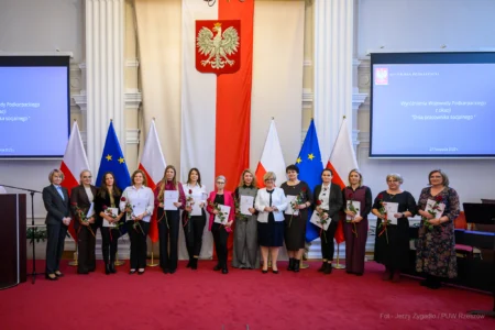 Zdjęcie przedstawia uczestników uroczystości z okazji Dnia Pracownika Socjalnego