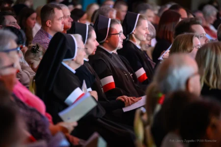 Wspólne śpiewanie pieśni patriotycznych z Chórem i Orkiestrą Jednego Serca Jednego Ducha.