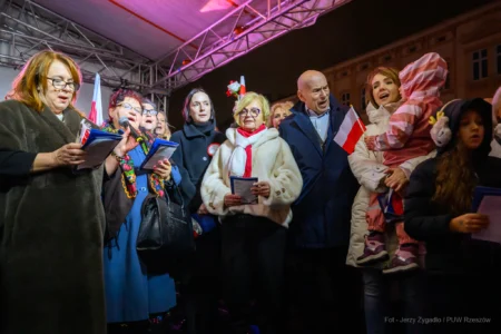 Rzeszowski Rynek wypełnił się biało-czerwonymi barwami, a wspólne śpiewanie pieśni patriotycznych przypomniało, jak wielką wartością jest nasza niepodległość.