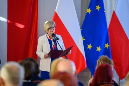 Zdjęcie przedstawia uczestników uroczystości z okazji jubileuszu uniwersytetów trzeciego wieku