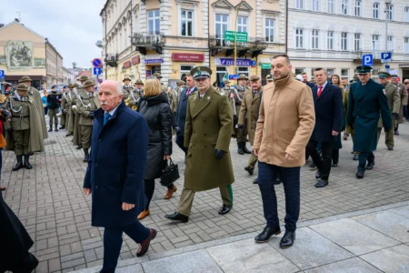 Podczas uroczystości na Placu Wolności w Rzeszowie mieszkańcy wspólnie z parlamentarzystami, przedstawicielami władz samorządowych, służb mundurowych, instytucji, środowisk kombatanckich uczcili 107. rocznicę odzyskania przez Polskę niepodległości.