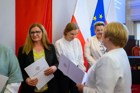 Zdjęcie przedstawia uczestników uroczystości z okazji Dnia Pracownika Socjalnego