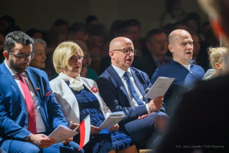 Wspólne śpiewanie pieśni patriotycznych z Chórem i Orkiestrą Jednego Serca Jednego Ducha.