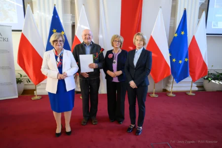 Zdjęcie przedstawia uczestników uroczystości z okazji jubileuszu uniwersytetów trzeciego wieku