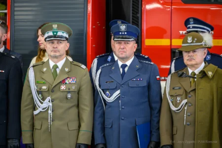 Zdjęcie przedstawia uczestników strażackiej uroczystości z okazji Święta Niepodległości