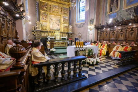 Podczas uroczystości na Placu Wolności w Rzeszowie mieszkańcy wspólnie z parlamentarzystami, przedstawicielami władz samorządowych, służb mundurowych, instytucji, środowisk kombatanckich uczcili 107. rocznicę odzyskania przez Polskę niepodległości.