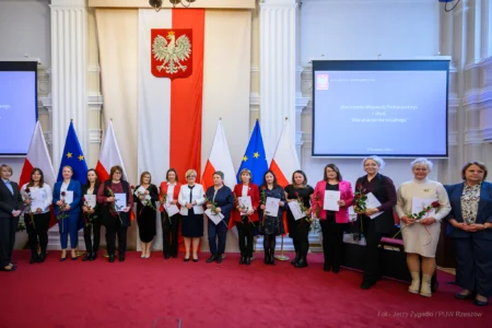 Zdjęcie przedstawia uczestników uroczystości z okazji Dnia Pracownika Socjalnego