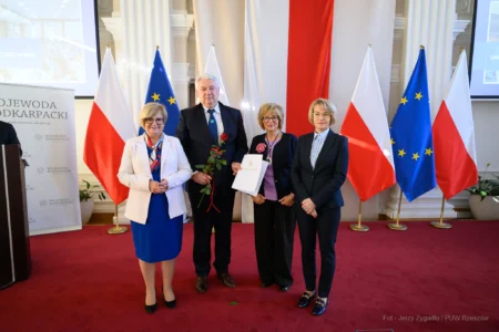 Zdjęcie przedstawia uczestników uroczystości z okazji jubileuszu uniwersytetów trzeciego wieku