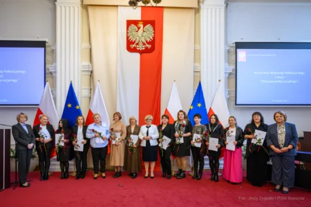 Zdjęcie przedstawia uczestników uroczystości z okazji Dnia Pracownika Socjalnego