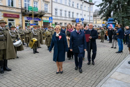 Podczas uroczystości na Placu Wolności w Rzeszowie mieszkańcy wspólnie z parlamentarzystami, przedstawicielami władz samorządowych, służb mundurowych, instytucji, środowisk kombatanckich uczcili 107. rocznicę odzyskania przez Polskę niepodległości.