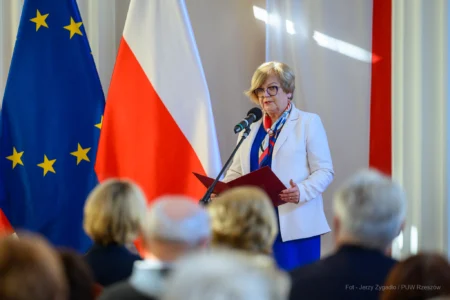 Zdjęcie przedstawia uczestników uroczystości z okazji jubileuszu uniwersytetów trzeciego wieku