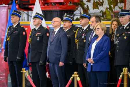 Zdjęcie przedstawia uczestników strażackiej uroczystości z okazji Święta Niepodległości