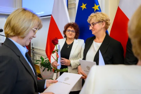 Zdjęcie przedstawia uczestników uroczystości z okazji Dnia Pracownika Socjalnego