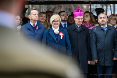 Podczas uroczystości na Placu Wolności w Rzeszowie mieszkańcy wspólnie z parlamentarzystami, przedstawicielami władz samorządowych, służb mundurowych, instytucji, środowisk kombatanckich uczcili 107. rocznicę odzyskania przez Polskę niepodległości.