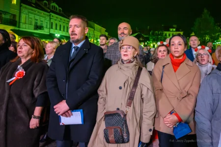Rzeszowski Rynek wypełnił się biało-czerwonymi barwami, a wspólne śpiewanie pieśni patriotycznych przypomniało, jak wielką wartością jest nasza niepodległość.