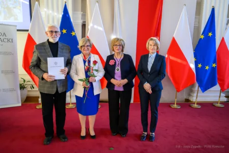 Zdjęcie przedstawia uczestników uroczystości z okazji jubileuszu uniwersytetów trzeciego wieku