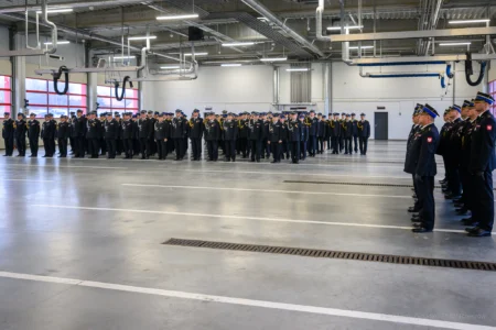 Zdjęcie przedstawia uczestników strażackiej uroczystości z okazji Święta Niepodległości