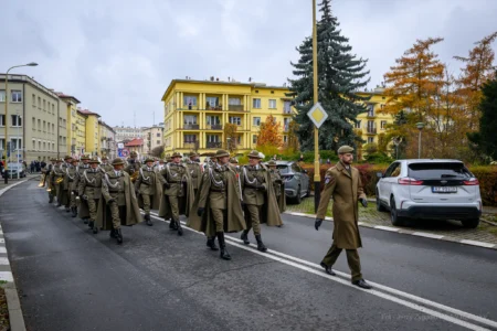 Podczas uroczystości na Placu Wolności w Rzeszowie mieszkańcy wspólnie z parlamentarzystami, przedstawicielami władz samorządowych, służb mundurowych, instytucji, środowisk kombatanckich uczcili 107. rocznicę odzyskania przez Polskę niepodległości.