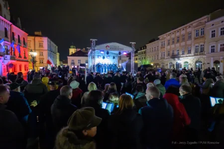 Rzeszowski Rynek wypełnił się biało-czerwonymi barwami, a wspólne śpiewanie pieśni patriotycznych przypomniało, jak wielką wartością jest nasza niepodległość.