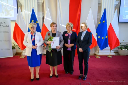 Zdjęcie przedstawia uczestników uroczystości z okazji jubileuszu uniwersytetów trzeciego wieku