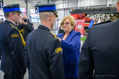 Zdjęcie przedstawia uczestników strażackiej uroczystości z okazji Święta Niepodległości