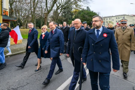 Podczas uroczystości na Placu Wolności w Rzeszowie mieszkańcy wspólnie z parlamentarzystami, przedstawicielami władz samorządowych, służb mundurowych, instytucji, środowisk kombatanckich uczcili 107. rocznicę odzyskania przez Polskę niepodległości.