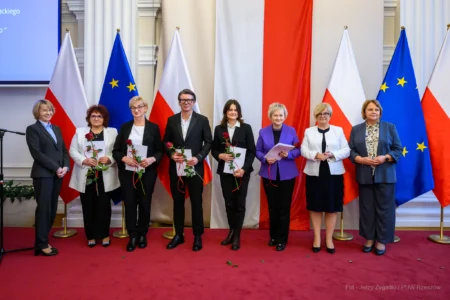 Zdjęcie przedstawia uczestników uroczystości z okazji Dnia Pracownika Socjalnego