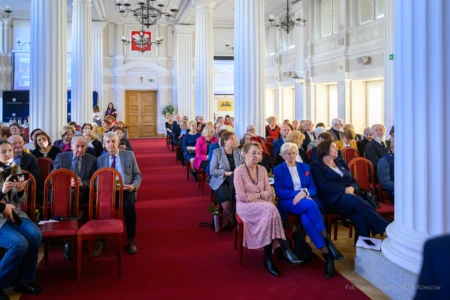 Zdjęcie przedstawia uczestników uroczystości z okazji jubileuszu uniwersytetów trzeciego wieku