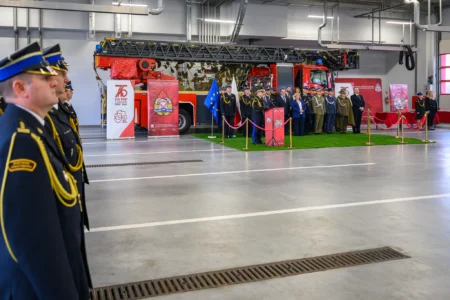 Zdjęcie przedstawia uczestników strażackiej uroczystości z okazji Święta Niepodległości