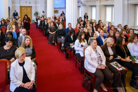 Zdjęcie przedstawia uczestników uroczystości z okazji Dnia Pracownika Socjalnego