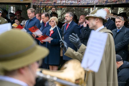 Podczas uroczystości na Placu Wolności w Rzeszowie mieszkańcy wspólnie z parlamentarzystami, przedstawicielami władz samorządowych, służb mundurowych, instytucji, środowisk kombatanckich uczcili 107. rocznicę odzyskania przez Polskę niepodległości.