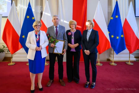 Zdjęcie przedstawia uczestników uroczystości z okazji jubileuszu uniwersytetów trzeciego wieku