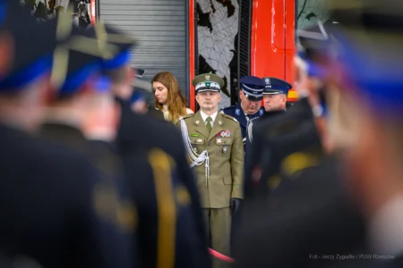 Zdjęcie przedstawia uczestników strażackiej uroczystości z okazji Święta Niepodległości