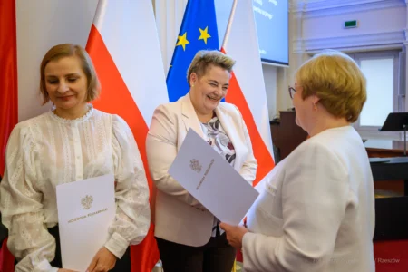 Zdjęcie przedstawia uczestników uroczystości z okazji Dnia Pracownika Socjalnego