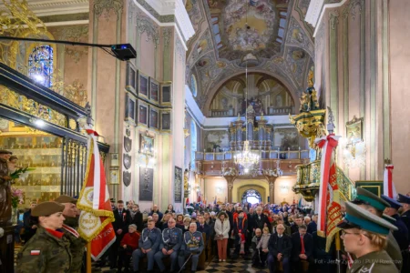 Podczas uroczystości na Placu Wolności w Rzeszowie mieszkańcy wspólnie z parlamentarzystami, przedstawicielami władz samorządowych, służb mundurowych, instytucji, środowisk kombatanckich uczcili 107. rocznicę odzyskania przez Polskę niepodległości.