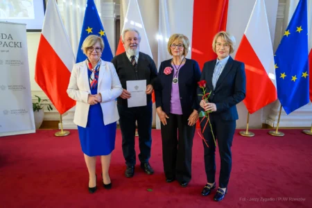 Zdjęcie przedstawia uczestników uroczystości z okazji jubileuszu uniwersytetów trzeciego wieku