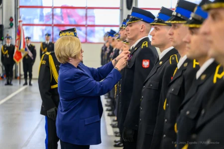 Zdjęcie przedstawia uczestników strażackiej uroczystości z okazji Święta Niepodległości