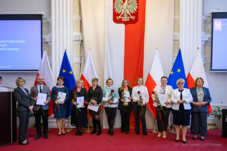 Zdjęcie przedstawia uczestników uroczystości z okazji Dnia Pracownika Socjalnego