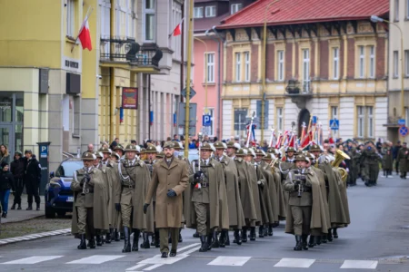 Podczas uroczystości na Placu Wolności w Rzeszowie mieszkańcy wspólnie z parlamentarzystami, przedstawicielami władz samorządowych, służb mundurowych, instytucji, środowisk kombatanckich uczcili 107. rocznicę odzyskania przez Polskę niepodległości.