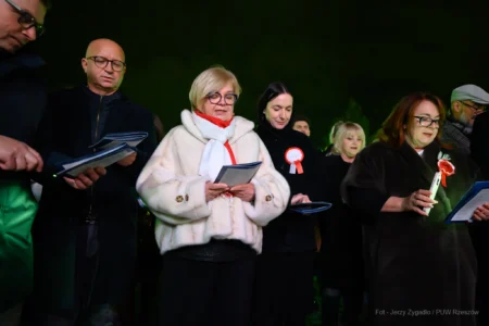 Rzeszowski Rynek wypełnił się biało-czerwonymi barwami, a wspólne śpiewanie pieśni patriotycznych przypomniało, jak wielką wartością jest nasza niepodległość.
