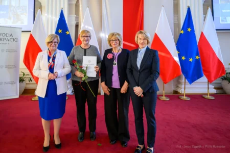 Zdjęcie przedstawia uczestników uroczystości z okazji jubileuszu uniwersytetów trzeciego wieku