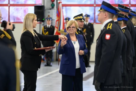 Zdjęcie przedstawia uczestników strażackiej uroczystości z okazji Święta Niepodległości