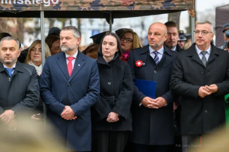 Podczas uroczystości na Placu Wolności w Rzeszowie mieszkańcy wspólnie z parlamentarzystami, przedstawicielami władz samorządowych, służb mundurowych, instytucji, środowisk kombatanckich uczcili 107. rocznicę odzyskania przez Polskę niepodległości.