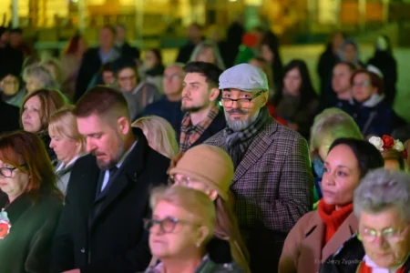 Rzeszowski Rynek wypełnił się biało-czerwonymi barwami, a wspólne śpiewanie pieśni patriotycznych przypomniało, jak wielką wartością jest nasza niepodległość.