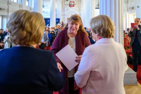 Zdjęcie przedstawia uczestników uroczystości z okazji jubileuszu uniwersytetów trzeciego wieku