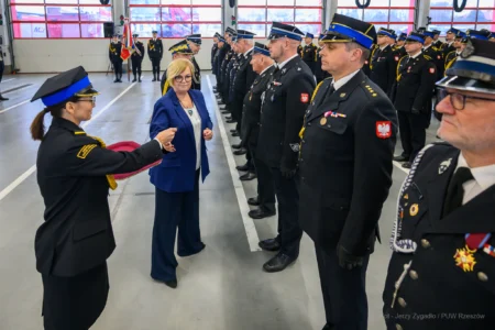 Zdjęcie przedstawia uczestników strażackiej uroczystości z okazji Święta Niepodległości