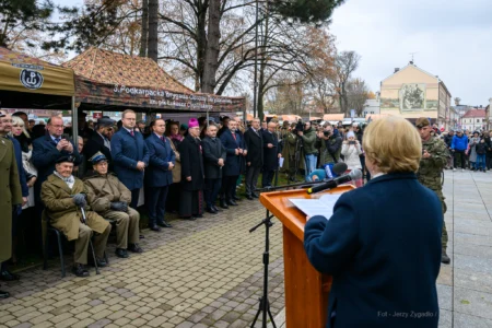 Podczas uroczystości na Placu Wolności w Rzeszowie mieszkańcy wspólnie z parlamentarzystami, przedstawicielami władz samorządowych, służb mundurowych, instytucji, środowisk kombatanckich uczcili 107. rocznicę odzyskania przez Polskę niepodległości.