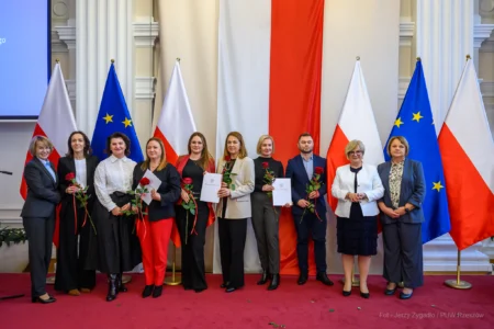 Zdjęcie przedstawia uczestników uroczystości z okazji Dnia Pracownika Socjalnego