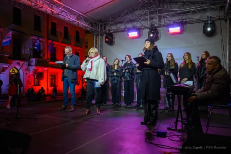 Rzeszowski Rynek wypełnił się biało-czerwonymi barwami, a wspólne śpiewanie pieśni patriotycznych przypomniało, jak wielką wartością jest nasza niepodległość.