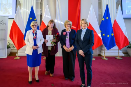 Zdjęcie przedstawia uczestników uroczystości z okazji jubileuszu uniwersytetów trzeciego wieku